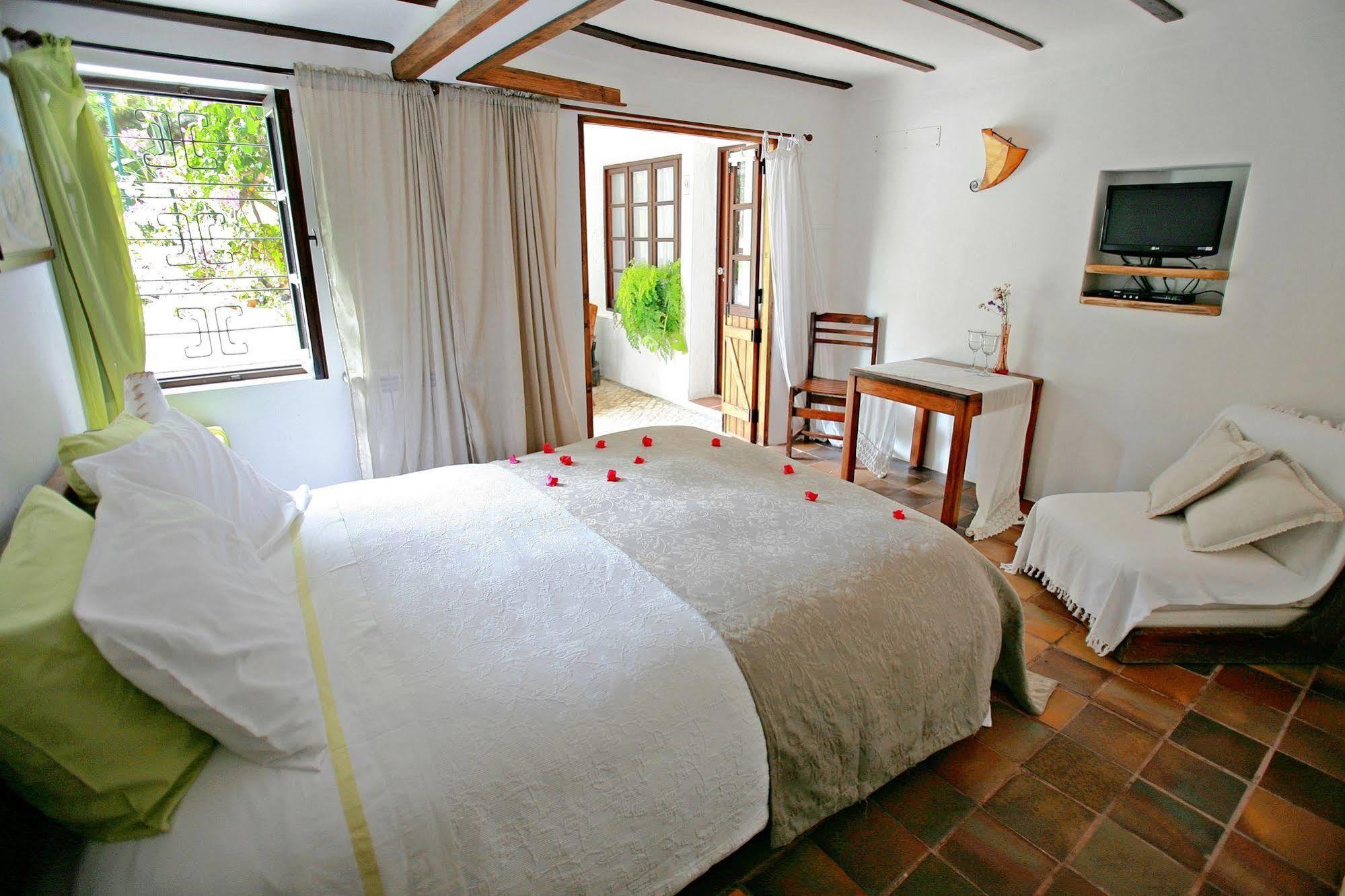 Uma Casa A Beira Sol Bed and Breakfast Lagos Exteriör bild